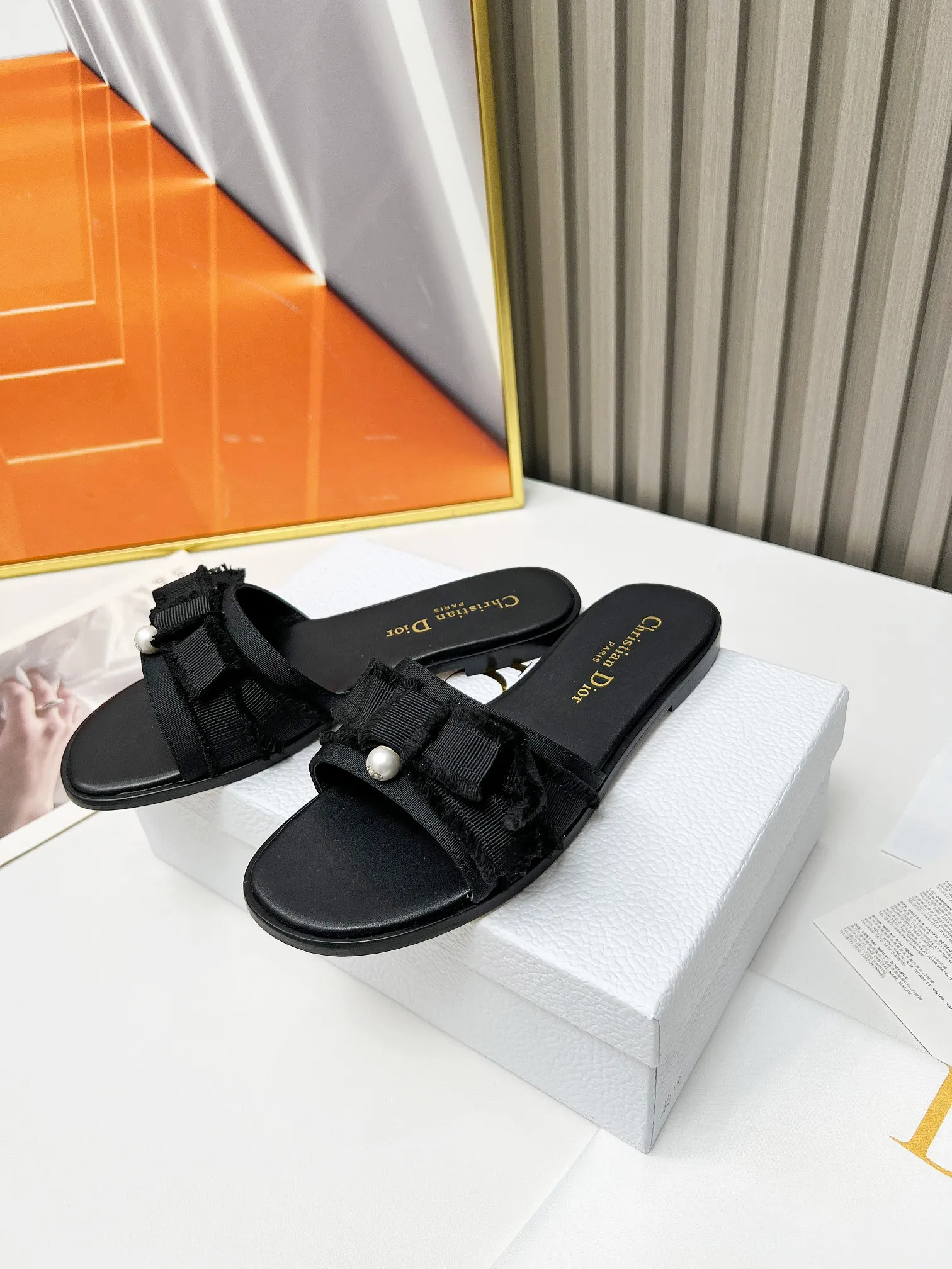 👟👟Ex-factory price 340👟👟 Genuine leather sole +40 DIOR purchasing grade Dior Dior new colors new elements DIOR spring and summer new round toe pearl open toe slippers, retro and versatile. The top version on the market. Upper: Original molded fabric Lining: Water-dyed sheepskin lining Size: #35-42 (40, 41, 42 custom-made, non-refundable)